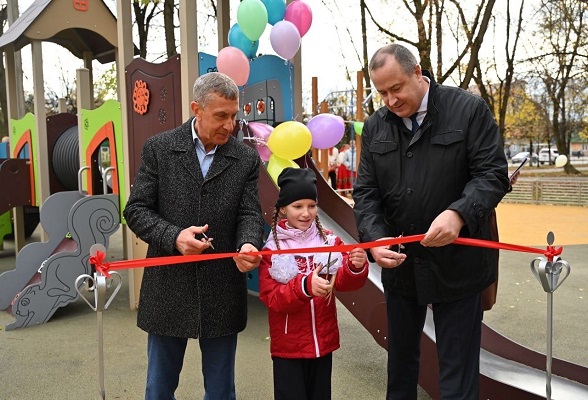 В Серпухове открыли обновленные детские площадки, установленные по программе Губернатора Московской области Андрея Воробьева