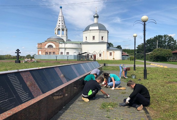 Трудовая бригада навела порядок на мемориале на Соборной горе