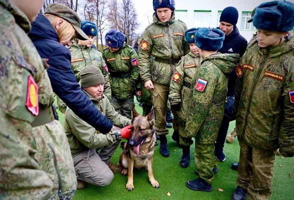 Школьники Серпухова узнали о работе военных кинологов в зоне СВО