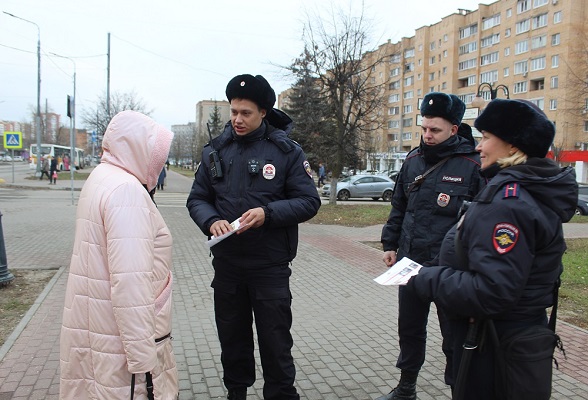 Сотрудники патрульно–постовой службы полиции Серпухова провели профилактические беседы с жителями города